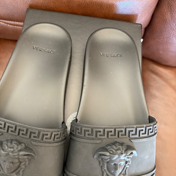 Versace Palazzo Rubber Sliders Black Size 8.5 Free Shipping - Picture 3 of 3